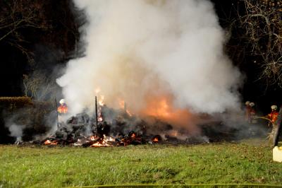 Holzstapel in Vollbrand - Flammenschein von weitem zu sehen in Schwaikheim